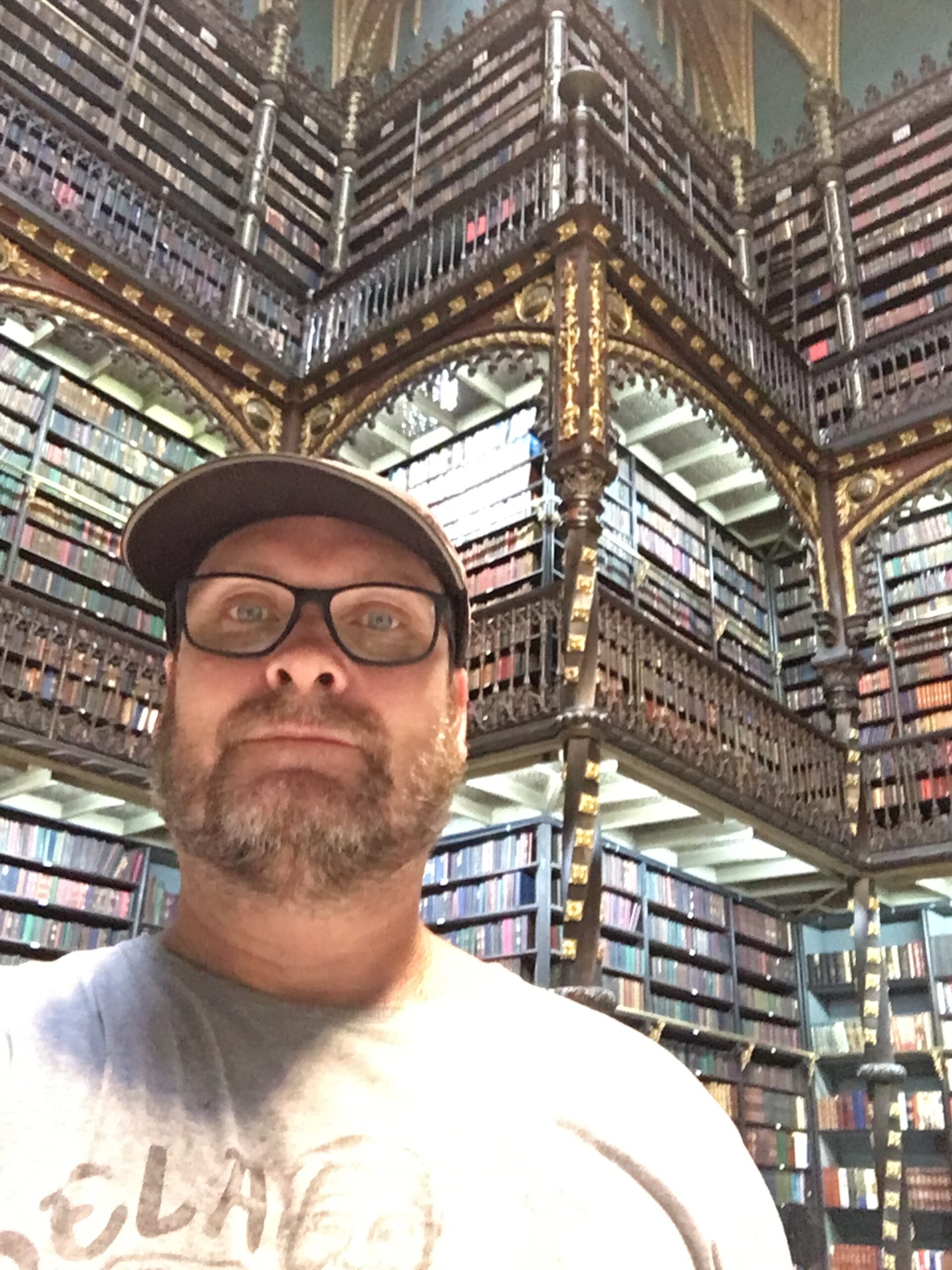 Marcos Cestari em uma biblioteca